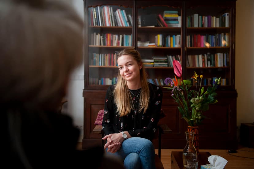 A psychologist interviews a client in a comfortable setting